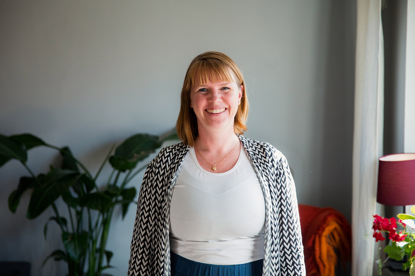 Linnea Holm kollar in i kameran och ler