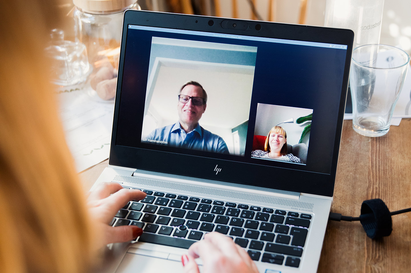 På en datorskärm visas när Ulf Hammarström och Linnea Holm har ett skypesamtal