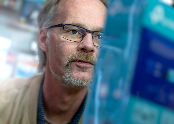 Robin Lundgren läser på en produkt