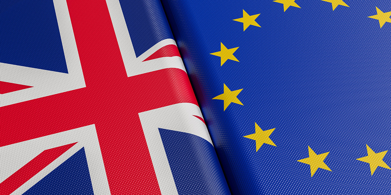 Storbritanniens flagga bredvid EU-flaggan