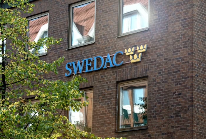 Swedacs logotyp på fasad