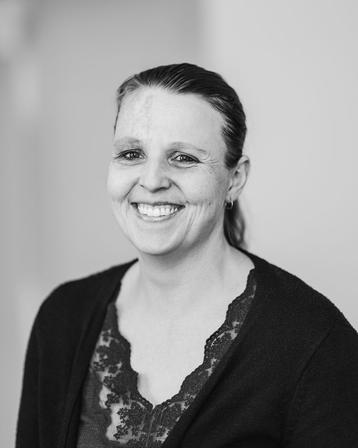 Porträtt av Franziska Grafe som kollar in i kameran och ler.