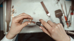 Swedac på studiebesök hos smycketillverkare i Bergkvara