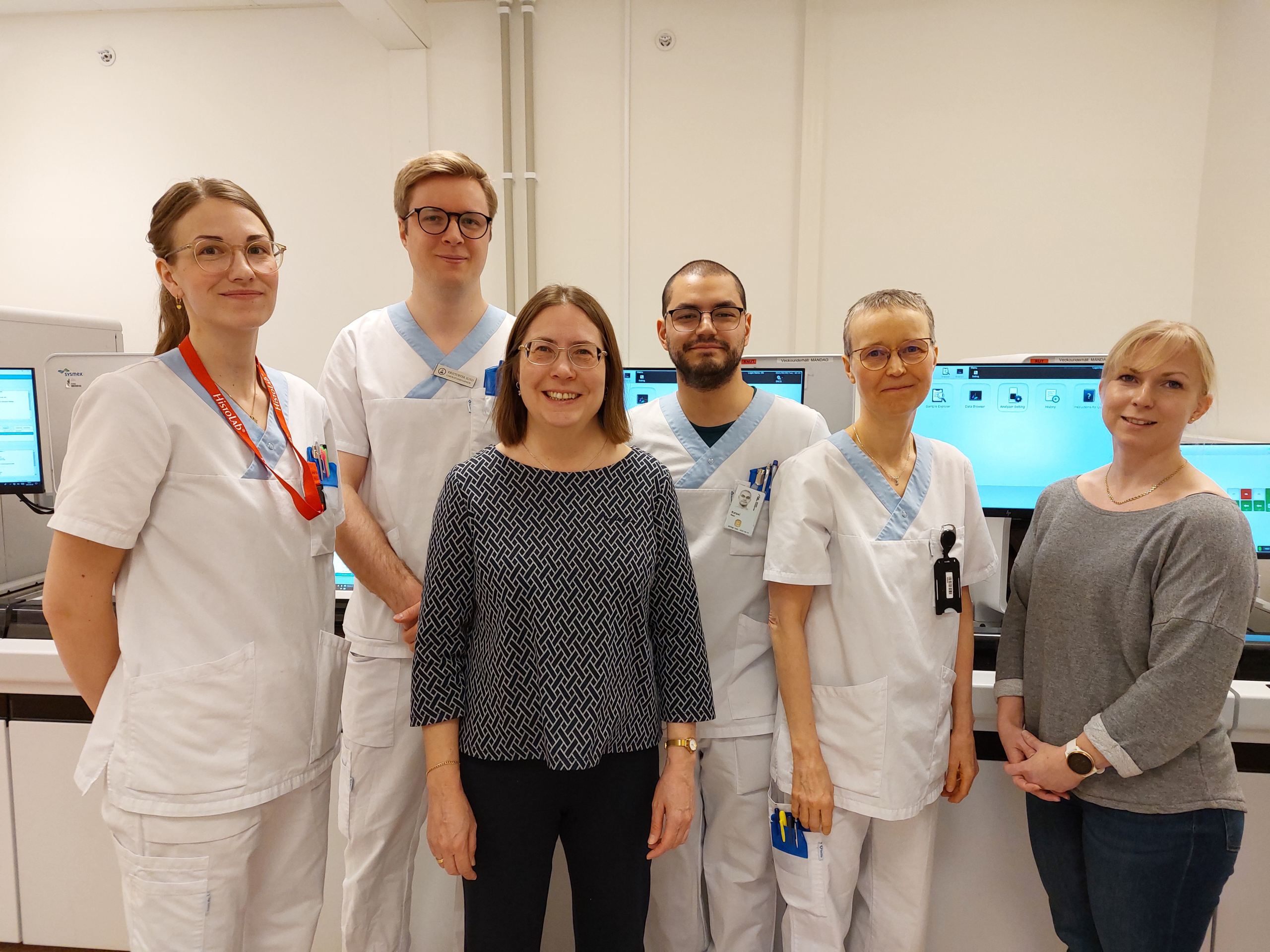 Kvalitetssamordnare i Sunderbyn. Från vänster: Ida Rydén (kvalitetssamordnare klinisk patologi/cytologi), Kristoffer Sund (kvalitetssamordnare klinisk kemi i Sunderbyn), Rafael Perez (kvalitetssamordnare transfusionsmedicin Sunderbyn), Siv Andersson (kvalitetssamordnare komponentframställningen), Pernilla Jatko (kvalitetssamordnare klinisk mikrobiologi) och längst fram Maria Clausén, kvalitetsledare. Foto: Malena Dalhägg